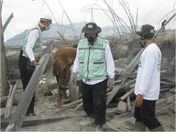 Foto Relawan FPI di Lokasi Bencana Longsor Bajarnegara Foto-fpi5