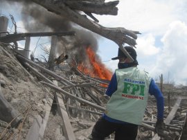 Foto Relawan FPI di Lokasi Bencana Longsor Bajarnegara Fpi-relawan