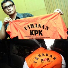 Foto Atas: Juru Bicara KPK, Johan Budi saat memperlihatkan baju tahanan KPK. Foto bawah: Seorang koruptor tahanan KPK tampak memakai baju tahanan KPK.