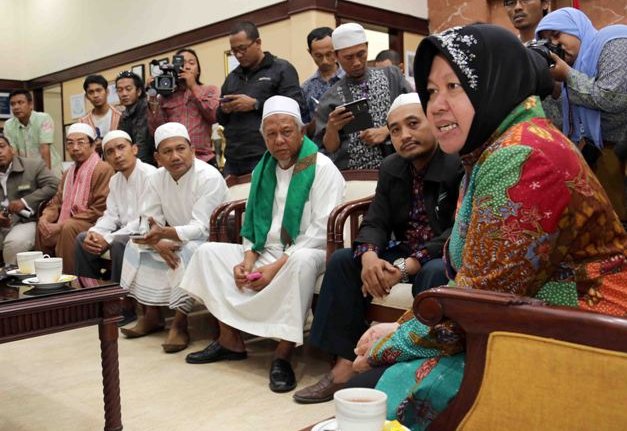 Sebanyak 58 ormas Islam yang tergabung dalam Gerakan Umat Islam Bersatu (GUIB) Jawa Timur dan berada di bawah naungan Majelis Ulama Indonesia (MUI) Jawa Timur, mengunjungi Walikota Surabaya, Tri Rismaharini di ruang kerjanya, Rabu 14 Mei 2014, guna menyampaikan pernyataan sikap dukungan.