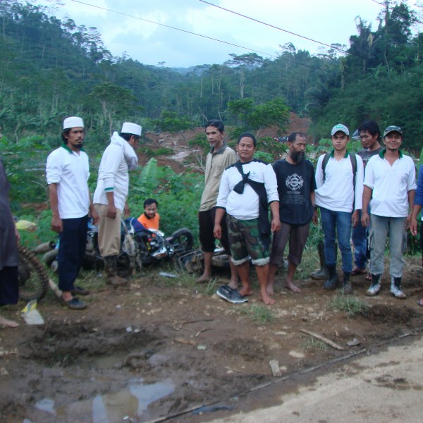 Foto Relawan FPI di Lokasi Bencana Longsor Bajarnegara Banjar2_600x600