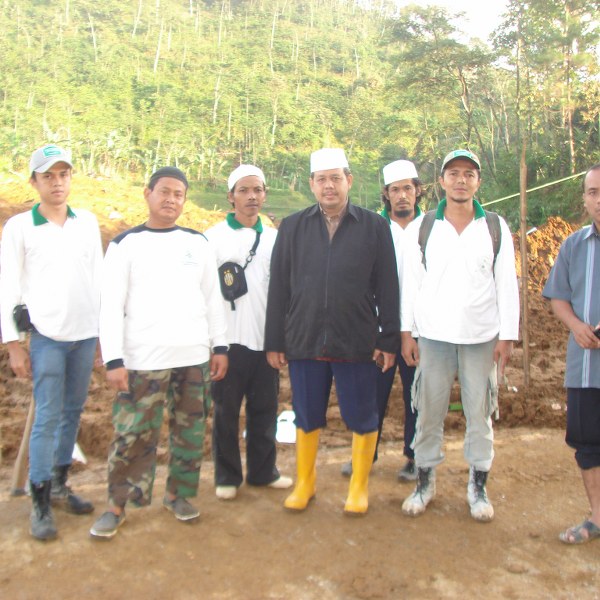 Foto Relawan FPI di Lokasi Bencana Longsor Bajarnegara Banjar3_600x600