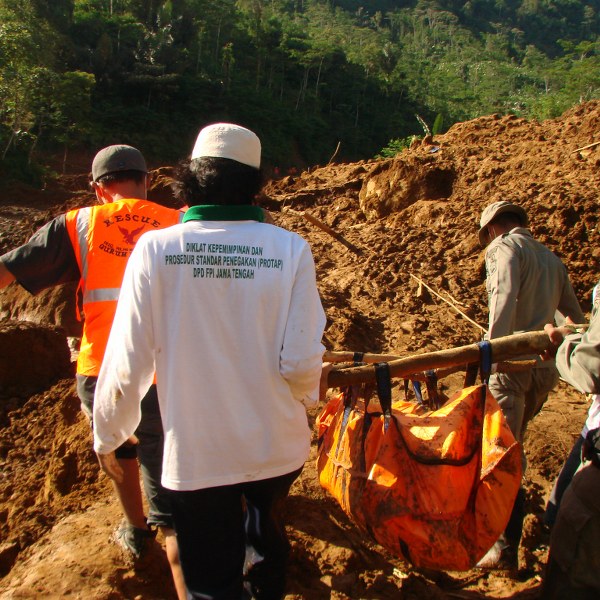 Foto Relawan FPI di Lokasi Bencana Longsor Bajarnegara Banjar5_600x600