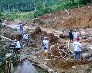 Foto Relawan FPI di Lokasi Bencana Longsor Bajarnegara Relawan-fpi-lonsor1